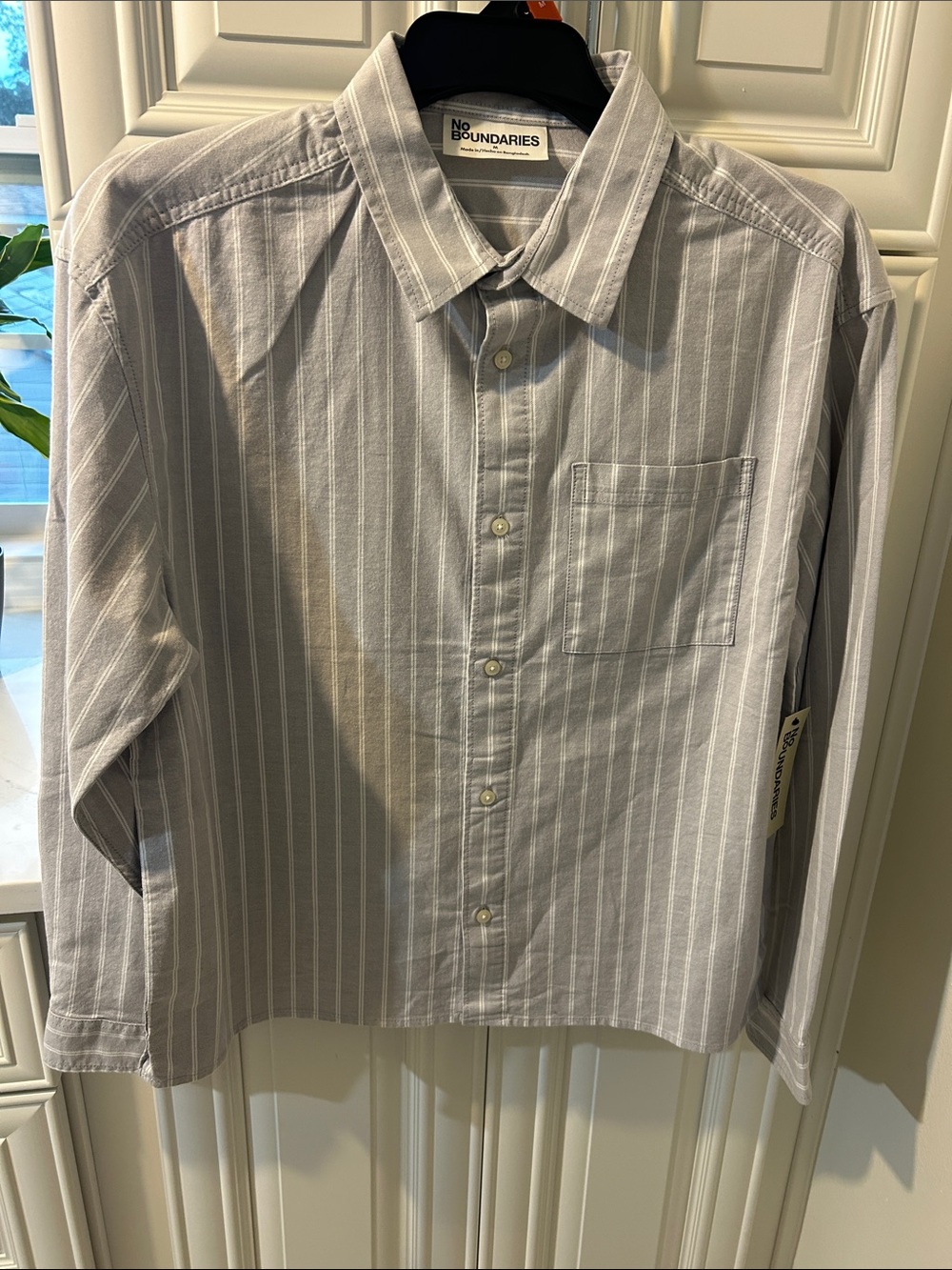 No Boundaries Men's Gray and White Vertical Stripe Button-Down Shirt